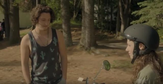 The tank top printed black cactus-covered by Maxim (Lou-Pascal Tremblay) in Jeremiah (S01E03)