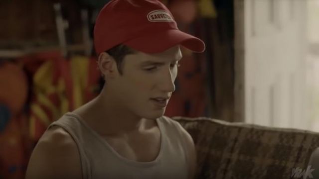 The tank top light grey worn by Thomas (Pierre-Luc Lafontaine) in Jeremiah (S01E03)
