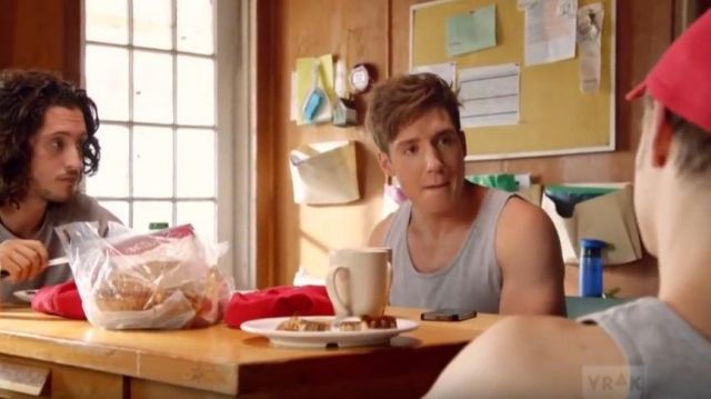 The tank top light grey worn by Thomas (Pierre-Luc Lafontaine) in Jeremiah (S02E10)