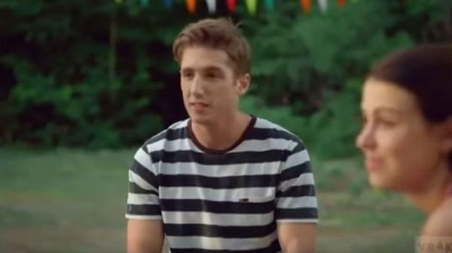 T-shirts black and white striped worn by Thomas (Pierre-Luc Lafontaine) in Jeremiah (S02E11)
