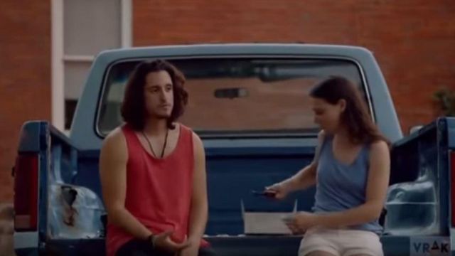 Tank top red worn by Maxime Lou-Pascal Tremblay) in Jeremiah (S02E11)