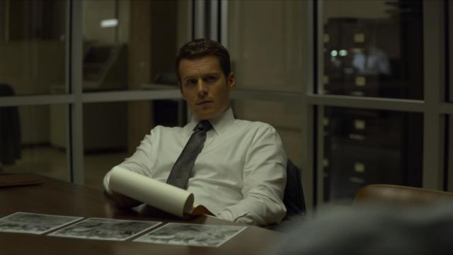 La cravate grise rayée de Holden Ford (Jonathan Groff) dans Mindhunter (S02E05)