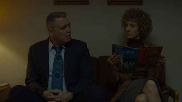 The blue tie with circular pattern of Bill Tench (Holt McCallany) in Mindhunter (S02E08)