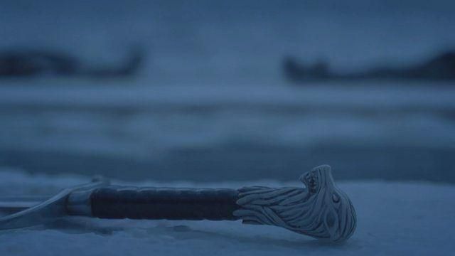 The replica of the sword of Jon Snow (Kit Harington) in Game of Thrones (S08E01)