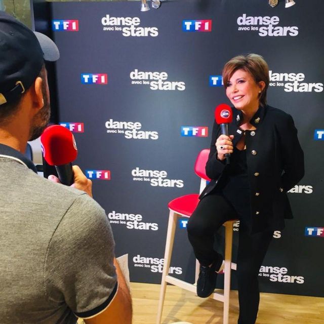 La veste style officier noire boutonnée portée par Liane Foly pour le photocall de Danse avec les stars 2019 sur TF1