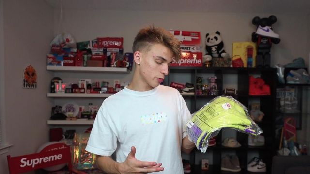 Le t-shirt Supreme jaune Queen Giancarlo Purch aka Blazendary dans la vidéo YouTube Supreme FW19 Week 1 Unboxing / Review *ALL ITEMS*