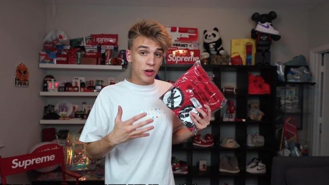 Le t-shirt rouge Supreme "save the planet" de Giancarlo Purch aka Blazendary dans la vidéo Supreme FW19 Week 1 Unboxing / Review *ALL ITEMS*