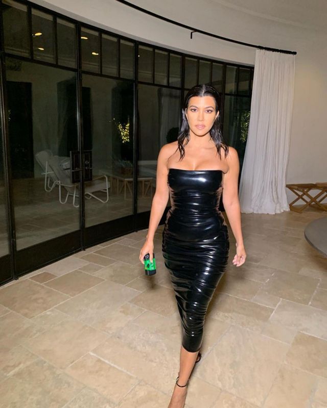 Gianvito Rossi G-String de Brevet Sandales en Cuir portés par Kourtney Kardashian sur Instagram le 8 septembre 2019