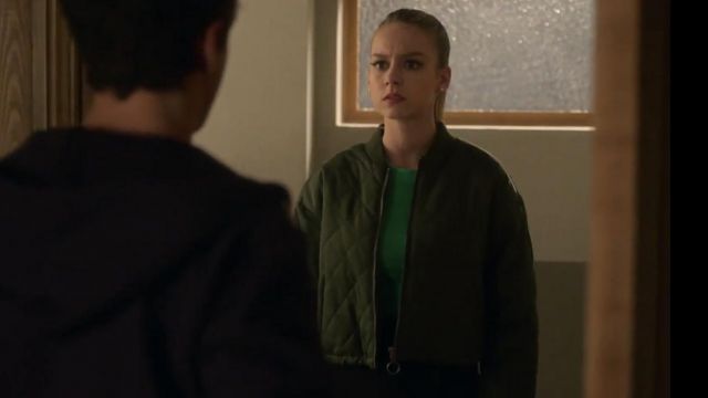 La veste bomber vert/kaki portée par Carla (Ester Expósito) dans Élite (S02E07)