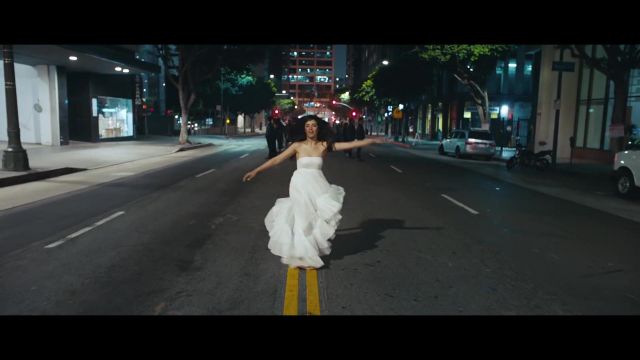 Robe blanche portée par Camila Cabello dans la vidéo YouTube Camila Cabello - Éhontée