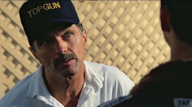 Casquette Top Gun portée par Viper (Tom Skerritt) dans le film Top Gun