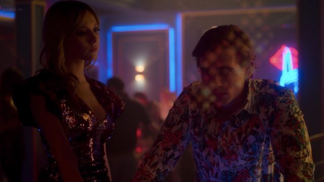 The tight-fitting dress, pink sequined with neck ruffle worn by Carla (Ester Expósito) in Elite (S02E01)