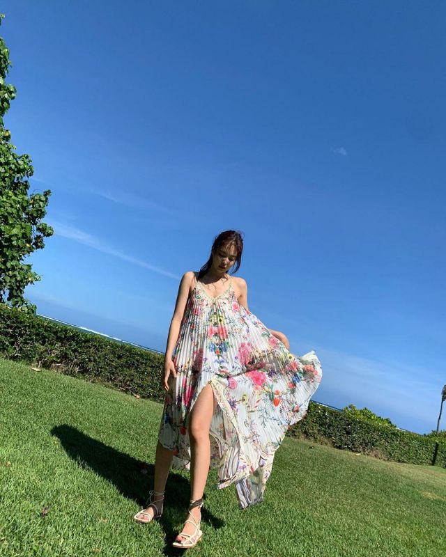 Dress floral print of Jennie Kim on the account Instagram of @jennierubyjane