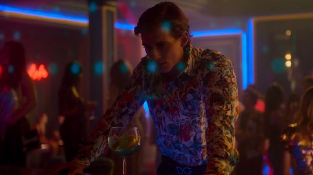 Colorful flower on white background shirt worn by Christian (Miguel Herrán) for Club Scene in Elite (S02E01)