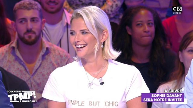 Le top "simple but chic" de Kelly Vedovelli dans Touche pas à mon poste