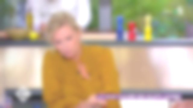 La blouse ocre à motifs délicats de Anne-Élisabeth Lemoine dans C à vous le 9.9.2019
