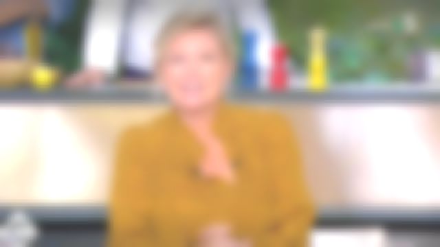 La blouse safran imprimée de Anne-Élisabeth Lemoine dans C à vous