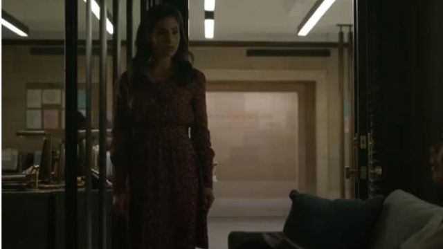 Red printed dress worn by Yoli Castillo (Isabel Arraiza) in Pearson (S01E08)