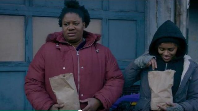 Rouge veste à capuchon porté par (Adrienne C. Moore) dans Orange is the New Black (S07E13)