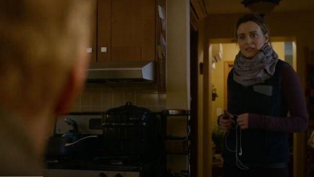 Lululemon violet cardigan porté par Piper Chapman (Taylor Schilling) dans Orange is the New Black (S07E13)