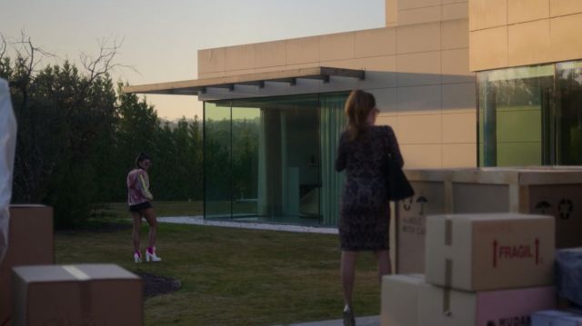 Ankle boots and white and neon pink Prada worn by Rebeca (Claudia Salas) in Elite (S02E01)