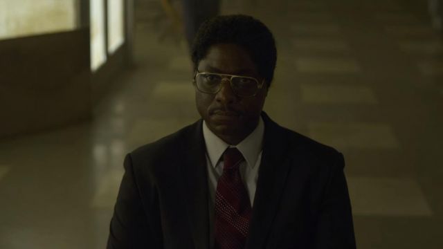 La cravate rouge de Lee P. Brown (Dohn Norwood) dans Mindhunter (S02E04)