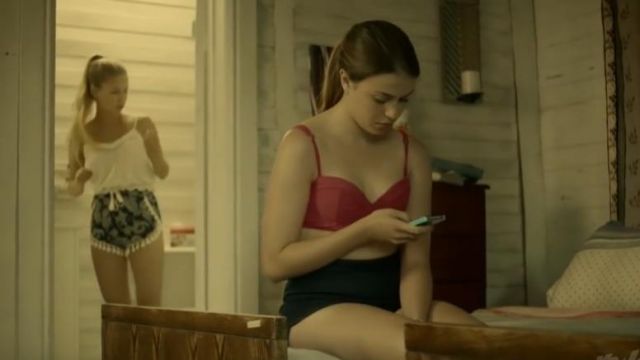 The bra red worn by Camille (Stephanie Arav-Clocchiatti) in Jeremiah (S01E18)
