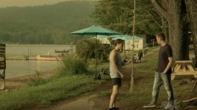 The grey tank top worn by Thomas (Pierre-Luc Lafontaine) in Jeremiah (S01E18)