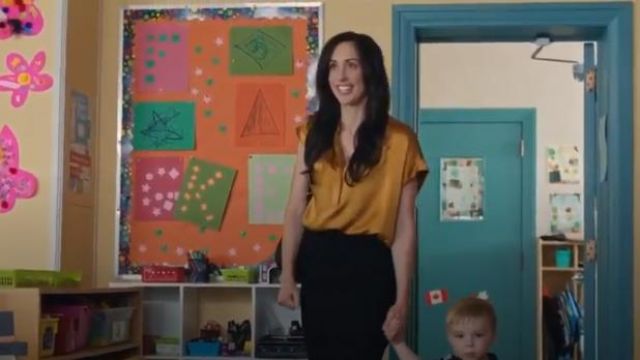 Blusa de seda de cuello redondo shirred de Vince Yellow usada por Kate Foster (Catherine Reitman) en Workin' Moms (S03E02)