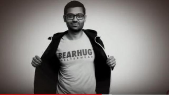 Le t-shirt "Bearhug" porté par Denish Ghayal dans l'émission Project Runway: Fashion Startup S01E01