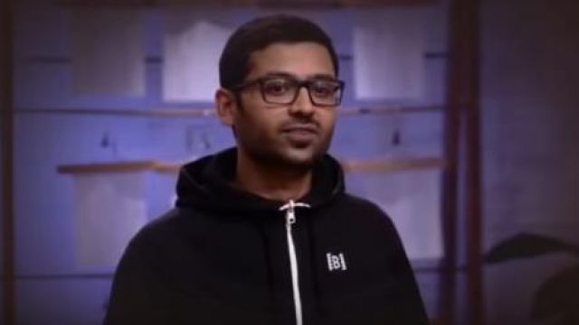 Las gafas usadas por Denish Ghayal en el desfile Project Runway: Fashion Startup S01E01