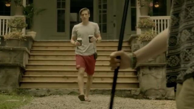 San­dales Plates Noir portée par Thomas (Pierre-Luc Lafontaine) dans Jérémie S1E19
