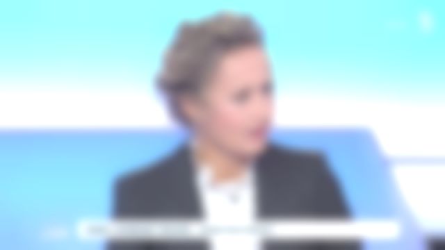 La chemise imprimée fond blanc col victorien de Caroline Roux dans C dans l'air du 04/09/2019