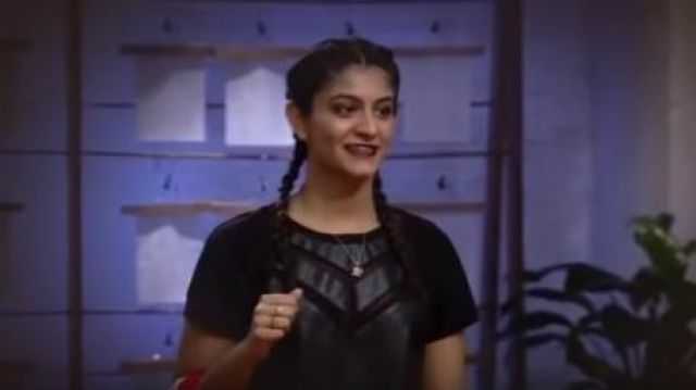 El colier plateado usado por Kaeya Majmundra en el desfile Project Runway: Fashion Startup S01E01					