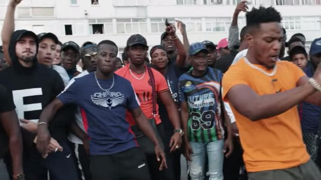 La camiseta charo azul marino y roja en Niska - El área está minada (Clip oficial)
