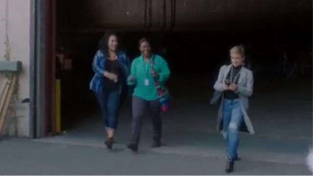 Alexander McQueen en Noir à l'Avant de la Boucle Bottes portées par Gabrielle Carteris (Gabrielle Carteris) dans BH90210 (S01E05)