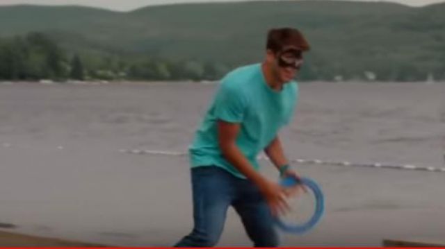 Blue jeans worn by Thomas (Pierre-Luc Lafontaine) in Jeremiah (S03E04)