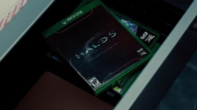 Xbox One Halo 5 video game used by Benji Dunn (Simon Pegg) in Mission: Impossible - Rogue Nation