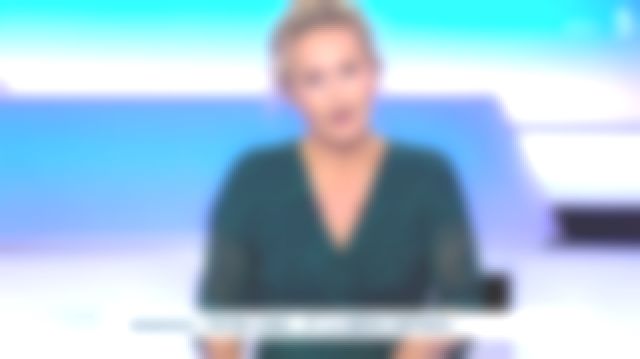 La robe mi-longue impriméanimal en georgette de Caroline Roux dans C dans l'air le 11.09.2019