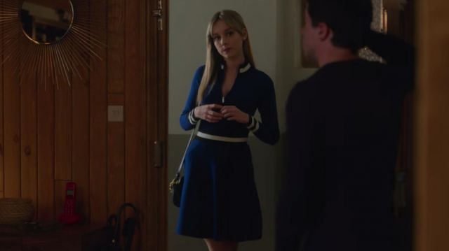 Bleu zip up une ligne de robe avec un passepoil blanc porté par Carla (Ester Expósito) dans l'Élite (S02E04)