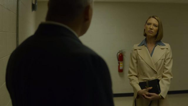 Le manteau beige de Wendy Carr (Anna Torv) dans Mindhunter (S02E03)