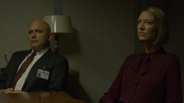 La blouse avec nœud de Wendy Carr (Anna Torv) dans Mindhunter (S02E04)