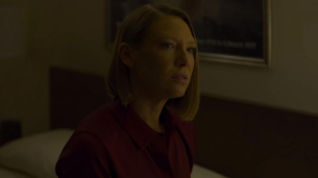 La blouse bordeaux de Wendy Carr (Anna Torv) dans Mindhunter (S02E08)