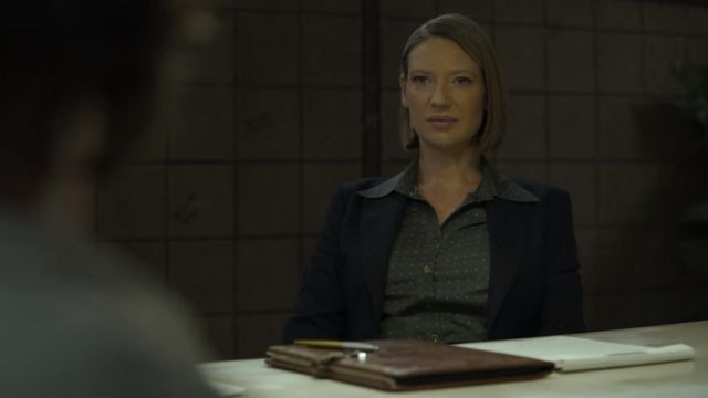 La blouse grise de Wendy Carr (Anna Torv) dans Mindhunter (S02E04)