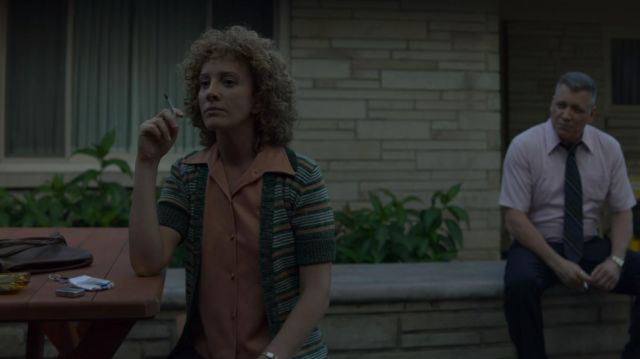 Le gilet rayé de Nancy Tench (Stacey Roca) dans Mindhunter (S02E08)