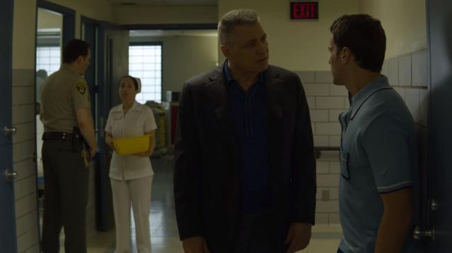 The polo blue Bill Tench (Holt McCallany) in Mindhunter (S01E01)