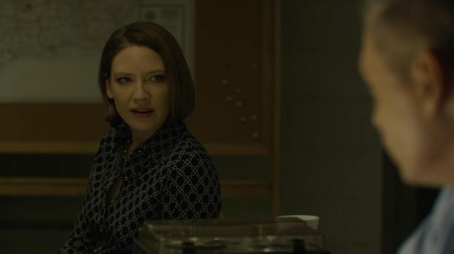 The blouse with chains printed Wendy Carr (Anna Torv) in Mindhunter ...