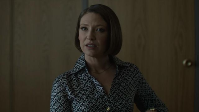 La blouse avec motif barbelé de Wendy Carr (Anna Torv) dans Mindhunter (S01E06)