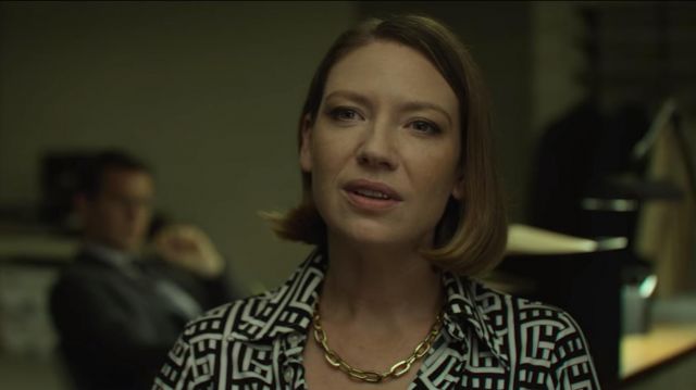 The necklace gold-tone chain Wendy Carr (Anna Torv) in Mindhunter ...