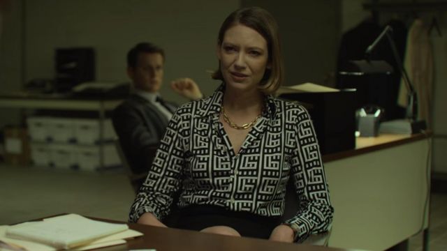 La blouse noire et blanche de Wendy Carr (Anna Torv) dans Mindhunter (S01E08)